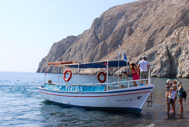 Boottocht tussen Kamari en Perissa Beach Santorini