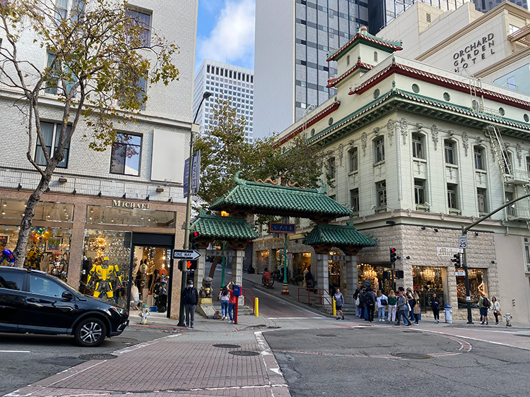 Met de hop on hop off bus door San Francisco - Chinatown