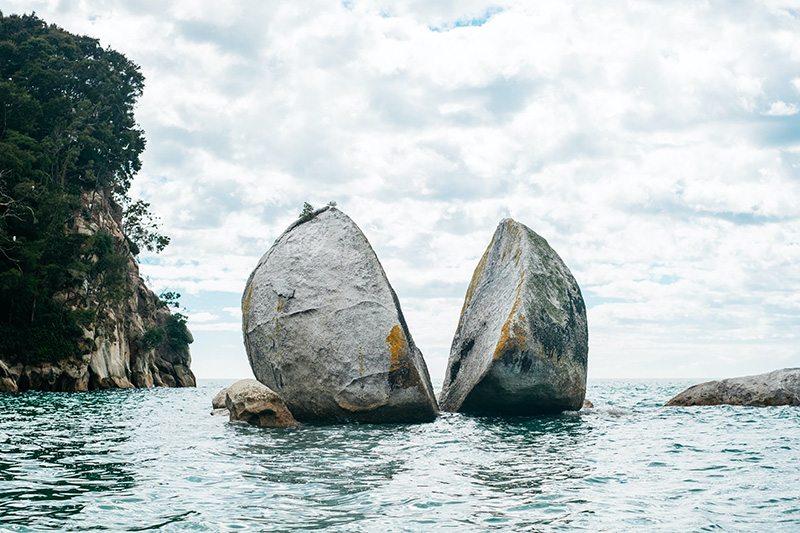 8 dingen om te doen in Abel Tasman National Park in Nieuw-Zeeland - apple split rock