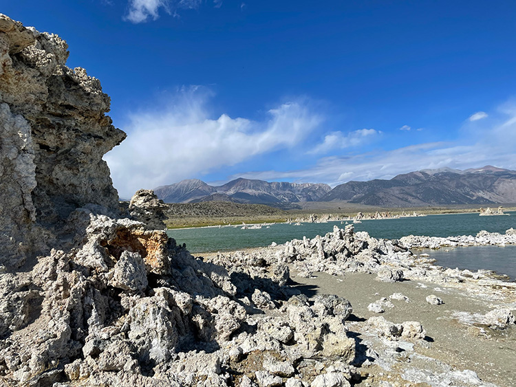 Bezoek Mono Lake - vlakbij Tioga Road bergpass Yosemite National Park