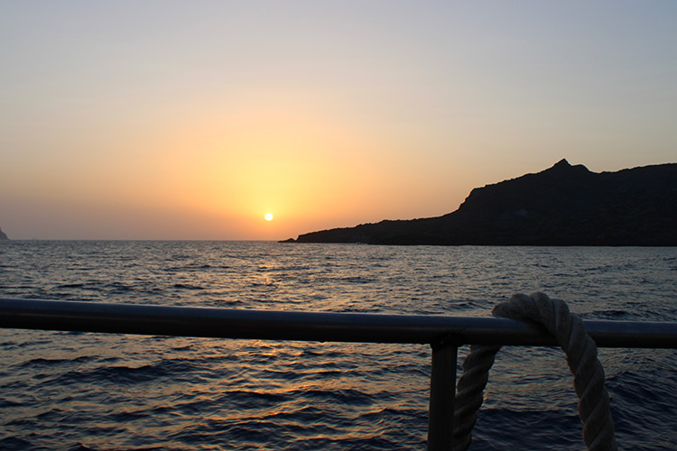 Boottocht terug savonds vulkanische eiland Nea Kameni vanuit Santorini