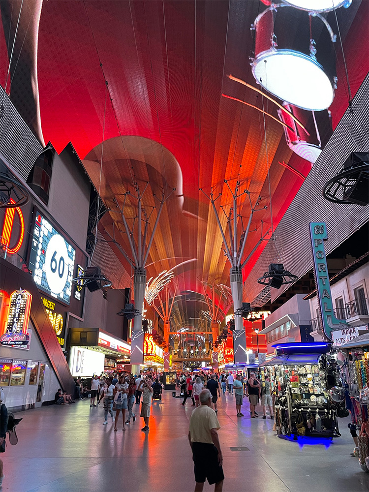 Rondlopen oude Las Vegas door Fremont Street Experience