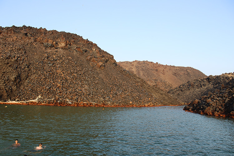 Zwemmen naar de natuurlijke warmtebronnen vulkanische eiland Nea Kameni vanuit Santorini