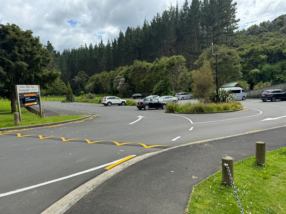 De parkeerplaats bij Hunua Falls