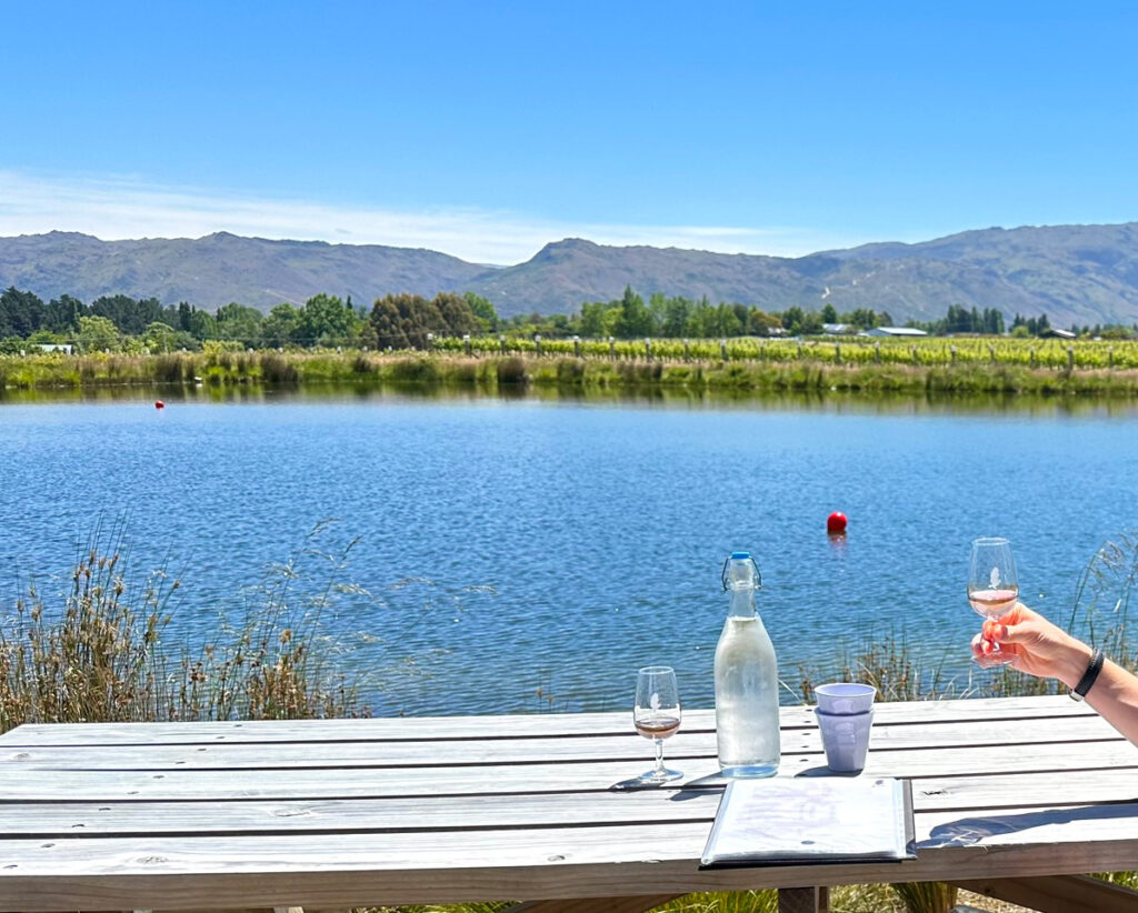 Wijn proeveren bij Ruru wines Central otago nieuw-zeeland