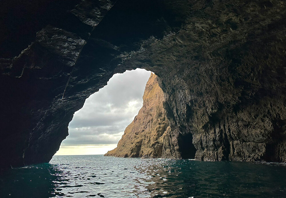 Zeegrot-Orua-Sea-Cave-Cathedral-Cove-vanuit-Hahei-Nieuw-Zeeland