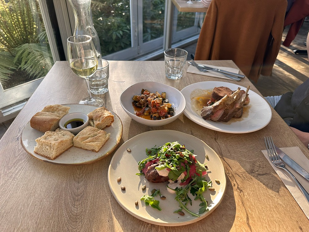 Bijzonder overnachten en uit eten Awaroa lodge Abel Tasman