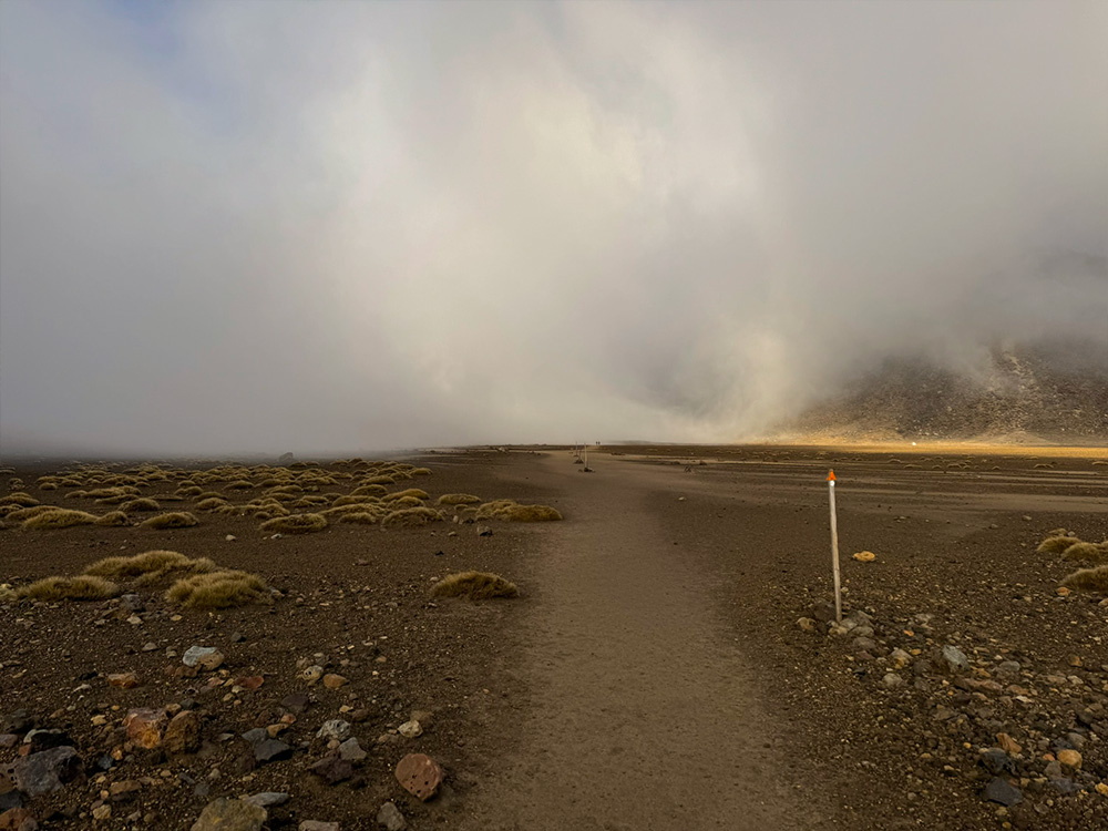 Ketetahi Shelter met wolken