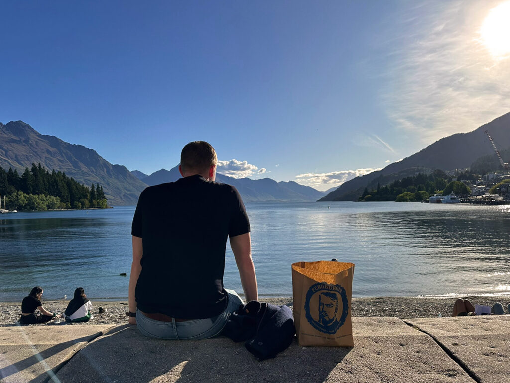 Fergburger Queenstown eten aan het strand