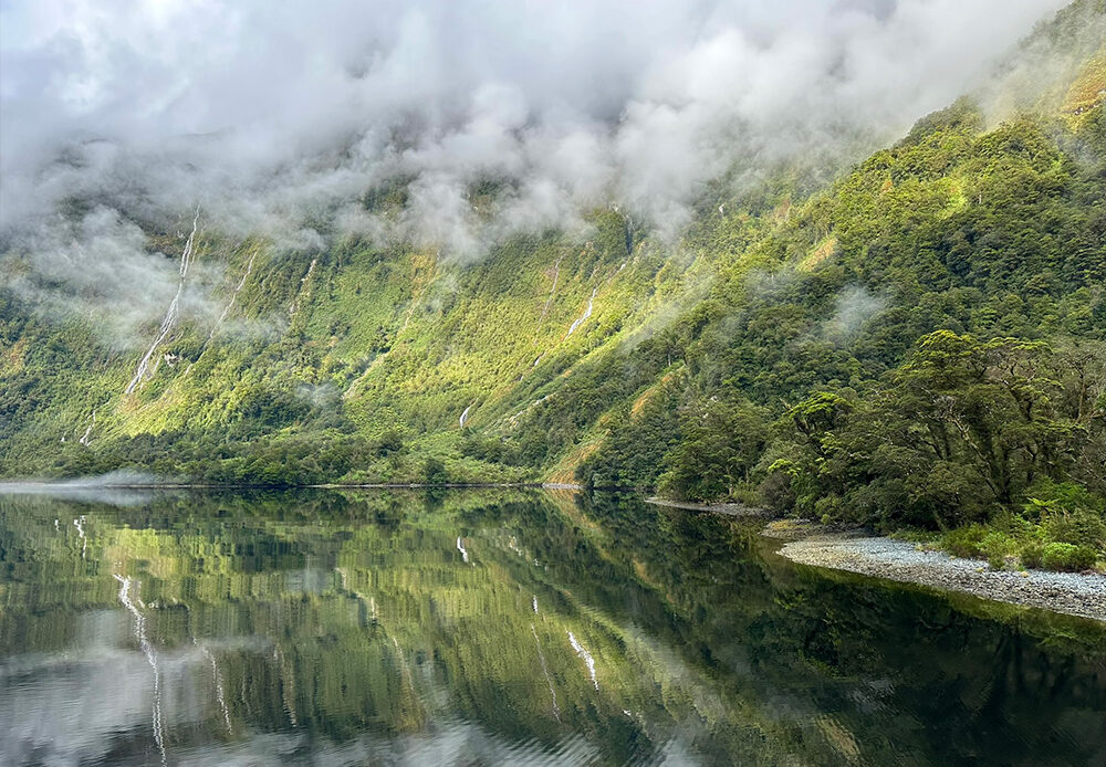 Weerspiegeling-en-watervallen-in-Doubtful-Sound